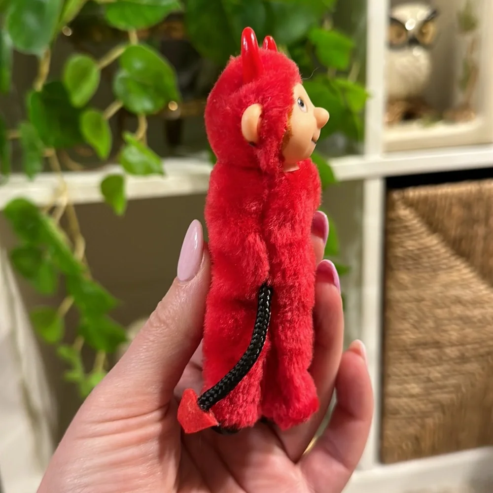 😈 Vintage Little Devil Hugging Clip – Adorable Retro Charm